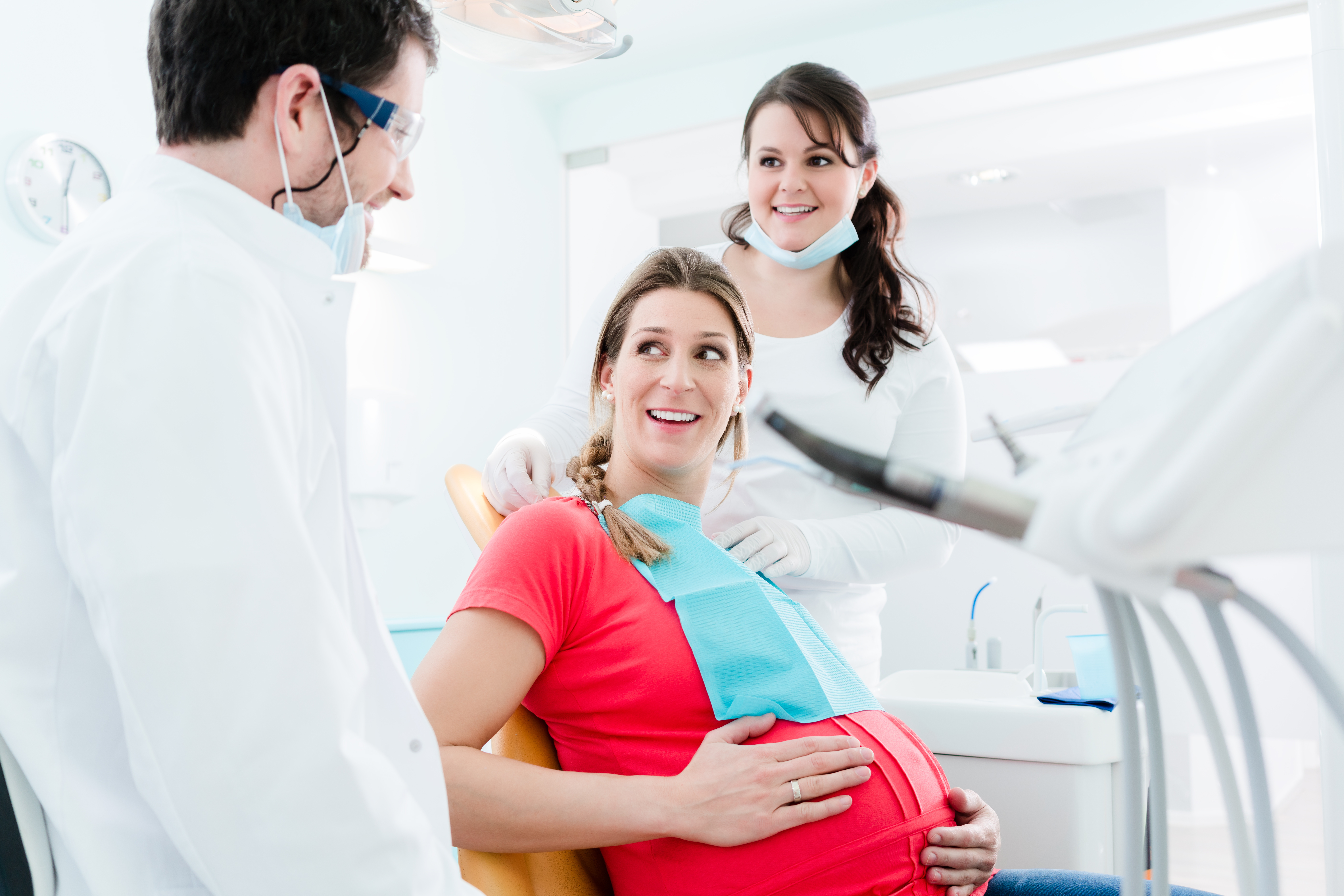 Можно беременным удалять зубы. Беременность и стоматолог. Беременные у стоматолога.