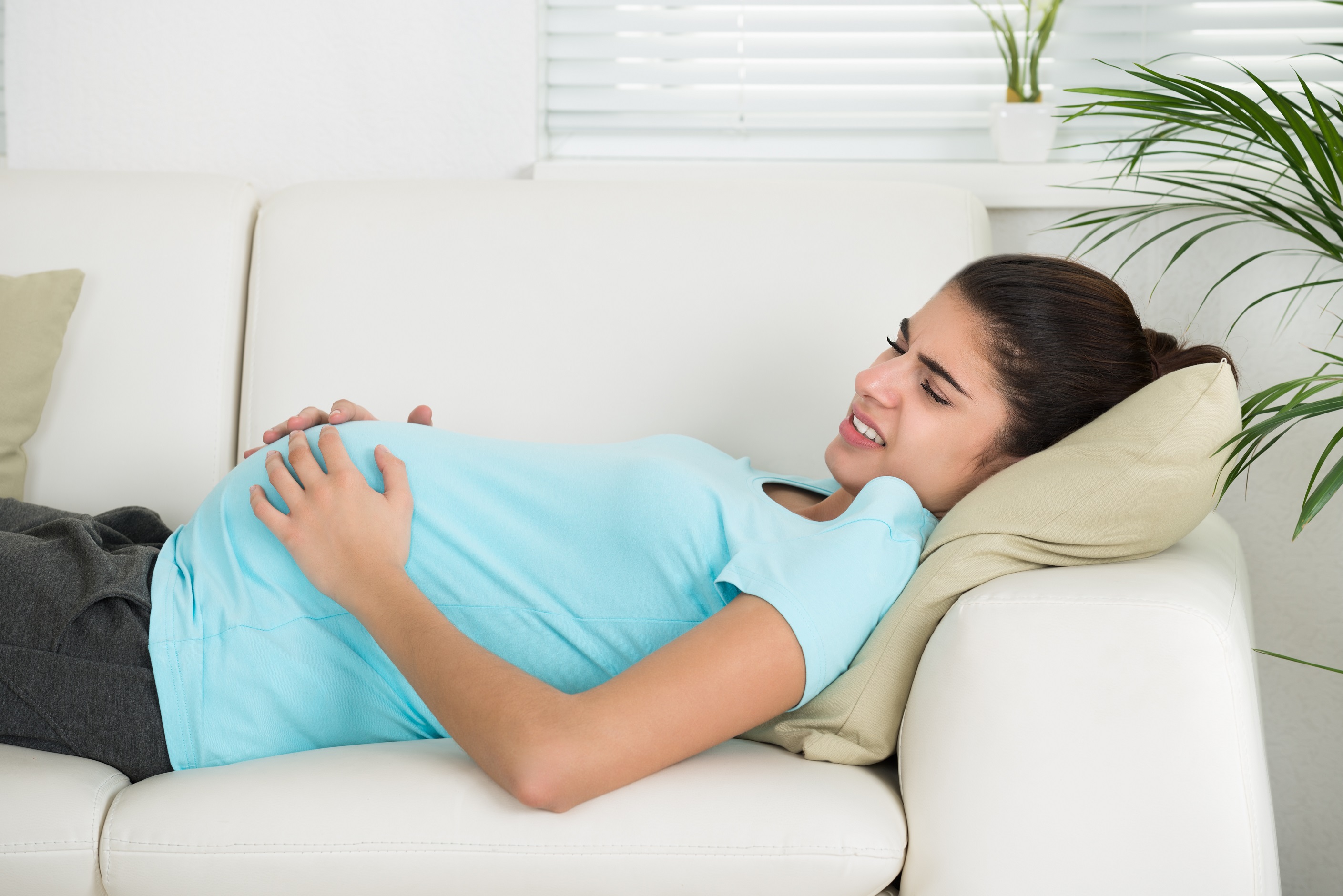 Легкие боли при беременности. У беременной болит живот. Боли у беременных женщин. Беременность болит живот.